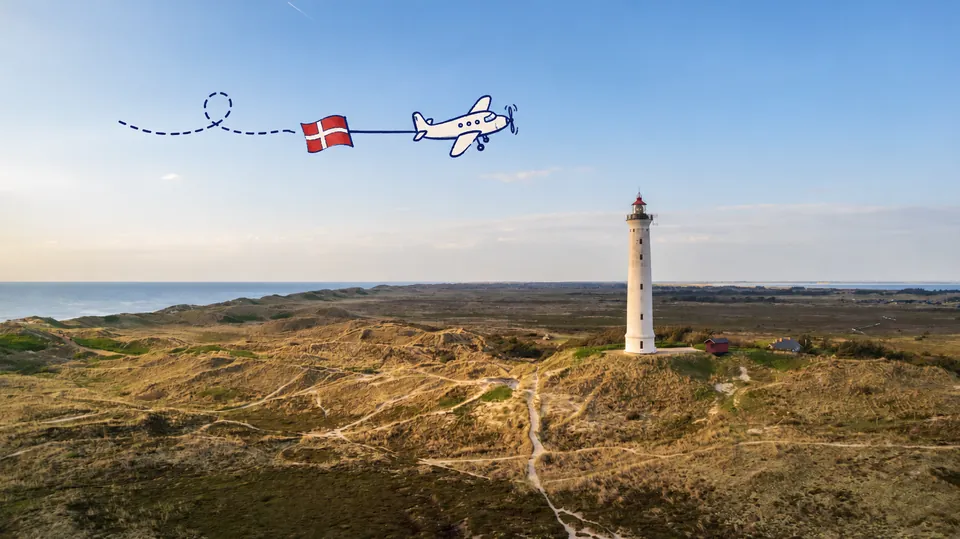Lyngvig Fyr mit eingezeichnetem Flugzeug, Reiseroute und dänischer Flagge