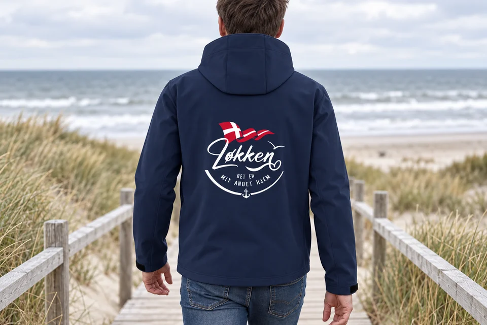 Navy Softshelljacke mit Løkken-Motiv auf dem Rücken an der Küste
